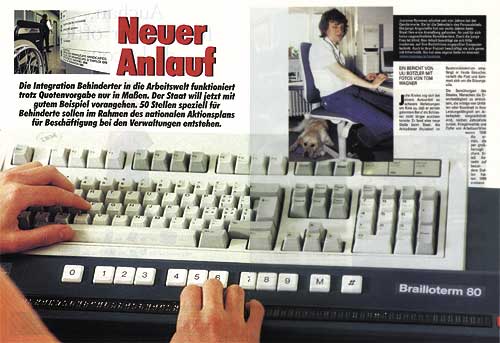 Bild von H&auml;nden auf PC-Tastatur und KTS Braillezeile
