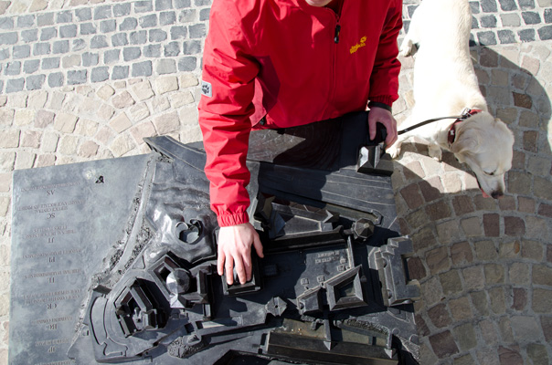 Miniaturmodell des Gerichtsviertels von oben fotografiert mit einer abtastenden Hand