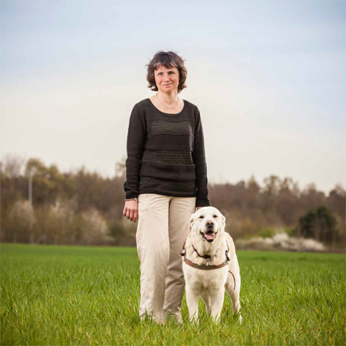 Josiane Rommes et Urak dans le parc de la ville